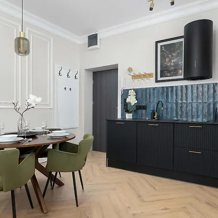 Elegant With A Work Space Close To The Center By Renters * קטוביץ