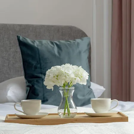 Elegant With A Work Space Close To The Center By Renters