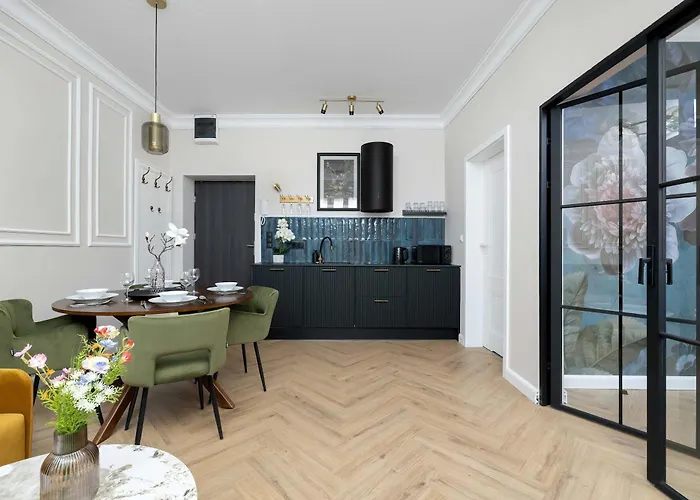 Elegant With A Work Space Close To The Center By Renters דירה קטוביץ