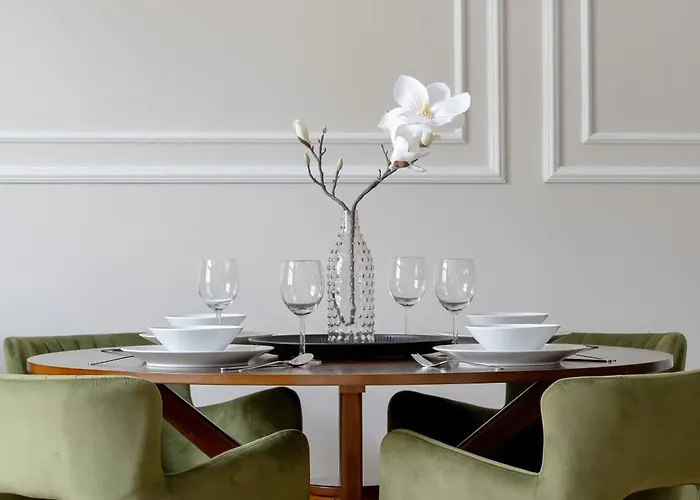 Elegant With A Work Space Close To The Center By Renters דירה קטוביץ