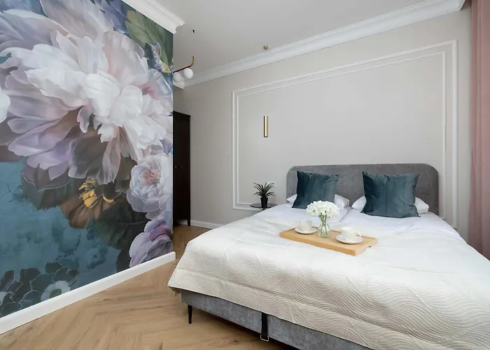 Elegant With A Work Space Close To The Center By Renters דירה