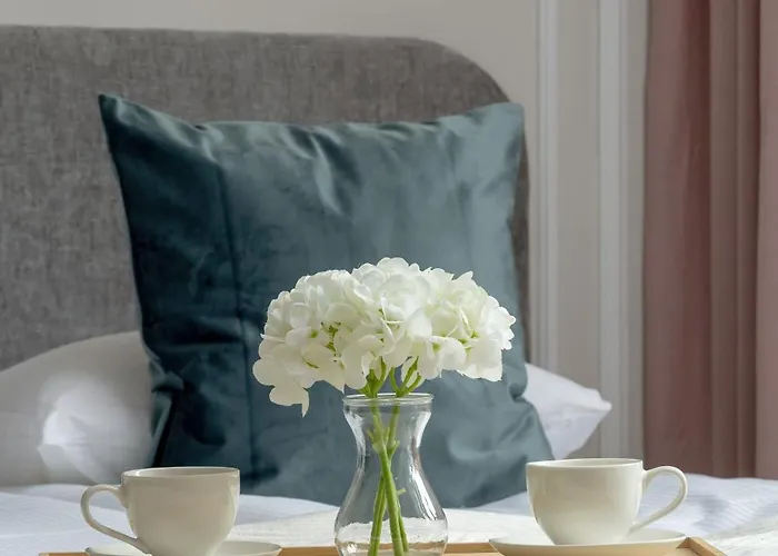 Elegant With A Work Space Close To The Center By Renters