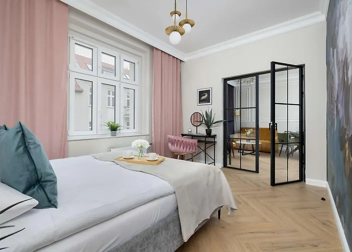 Elegant With A Work Space Close To The Center By Renters דירה