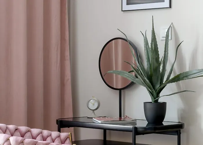 Elegant With A Work Space Close To The Center By Renters דירה