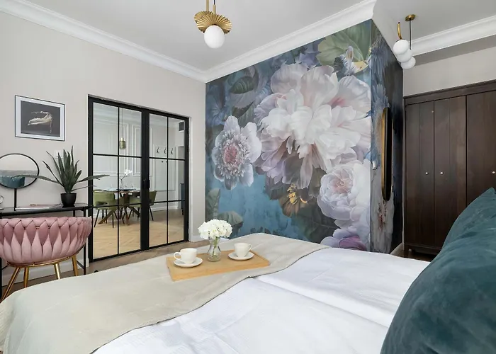 Elegant With A Work Space Close To The Center By Renters דירה